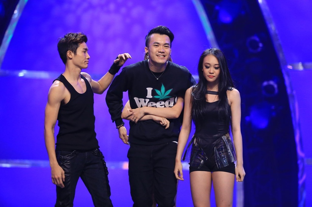 Tuy nhiên, Tuyết Minh đại diện cho bộ ba giám khảo quyết định loại Tấn Huy khỏi cuộc chơi. Khán giả trường quay vô cùng bất ngờ bởi anh luôn xuất sắc và cá tính trong tất cả các bài thi. 