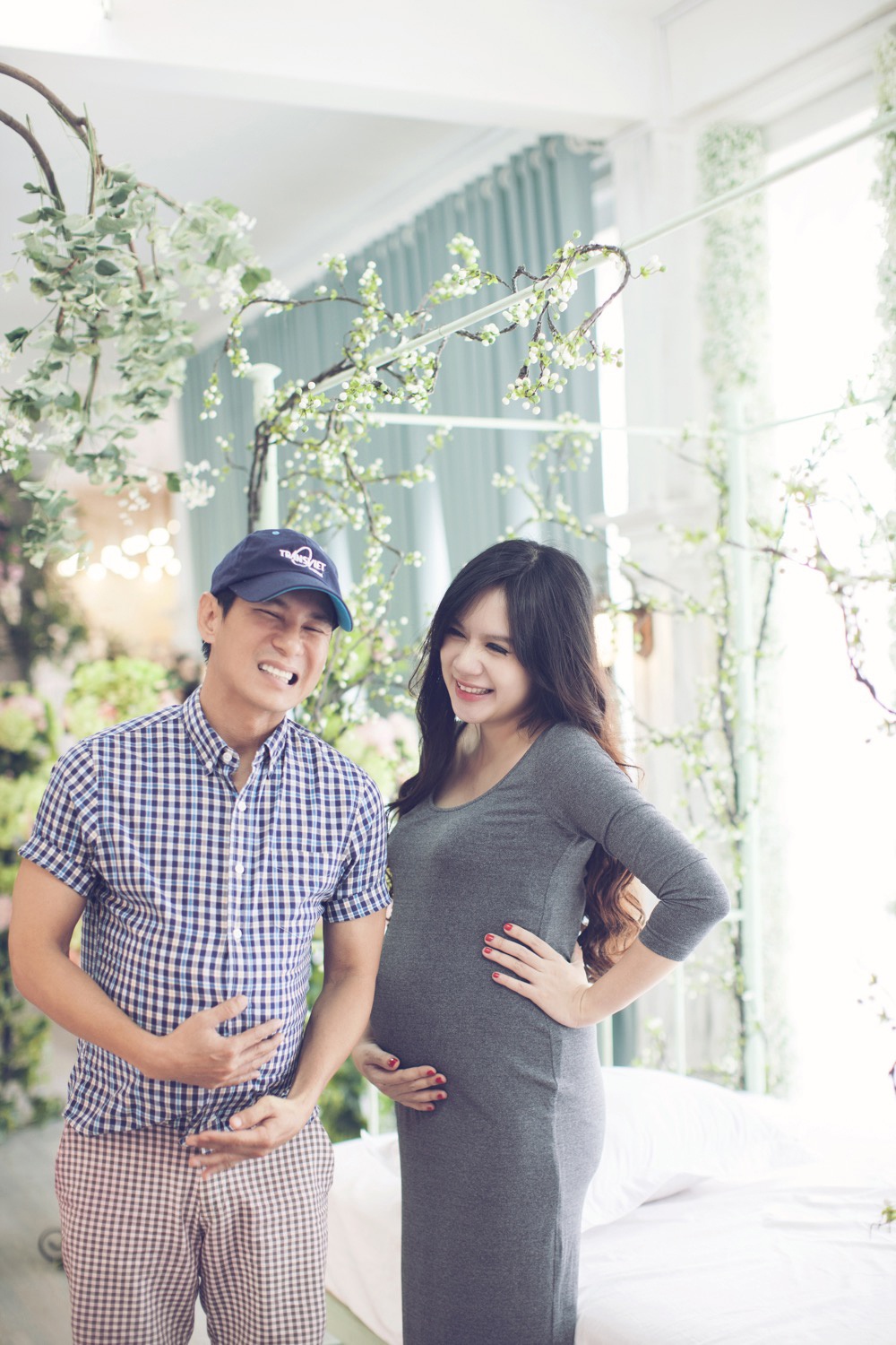 Mang bầu ở tháng thứ 9, vóc dáng của bà xã Lý Hải đã khá nặng nề nhưng gương mặt cô vẫn rạng ngời tươi tắn. Hiện tại bà bầu xinh đẹp tăng 14 kg cũng giống như trước lúc sinh hai bé Rio và Cherry. 