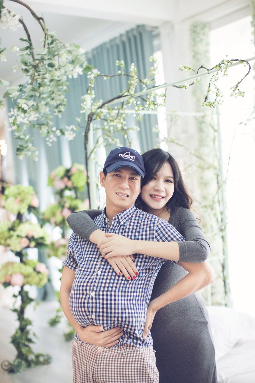 Bà bầu xinh đẹp chia sẻ, lần này cô mang thai vất vả hơn vì bị giãn xương chậu, đi lại khá đau nhưng bù lại gần như không bị nghén. Cậu cả Rio đã 3 tuổi nhưng tỏ ra khá chững chạc và người lớn. Trong khi đó cô em Cherry được 1,5 tuổi còn khá nhõng nhẽo. Bé rất quấn mẹ và hay đòi mẹ bế. “Tôi rất thương con nên dù có người phụ giúp thì vẫn muốn tự tay chăm sóc con”, Minh Hà cho biết. 