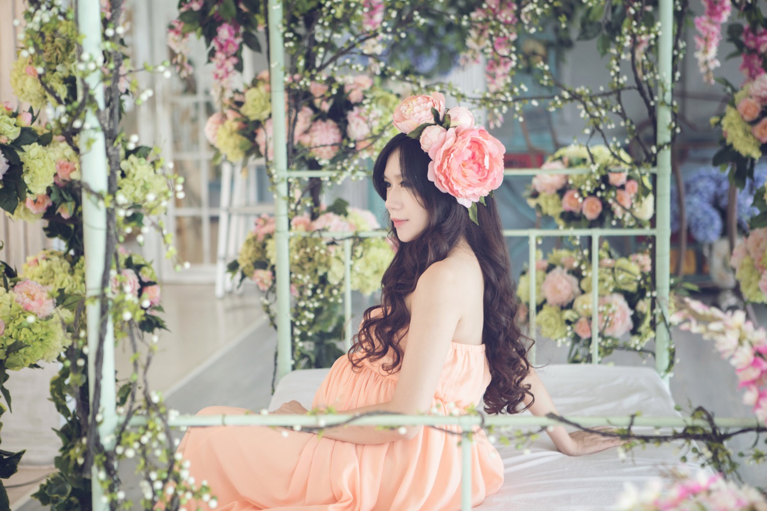 Bà mẹ ba con tiết lộ, chị vẫn giữ thói quen, lúc mang bầu chăm chút bé từ trong bụng mẹ, hàng đêm đều trò chuyện, tâm sự với con nhằm kích thích sự phát triển của bé.  Người đẹp khuyên các bà bầu nếu bị nghén không ăn được thì nên uống sữa bầu hoặc sữa tươi. Ngoài ra, người mẹ cần ăn thêm các chế phẩm từ sữa như sữa chua, phô mai... để cung cấp thêm canxi và các dưỡng chất cần thiết cho em bé trong bụng.