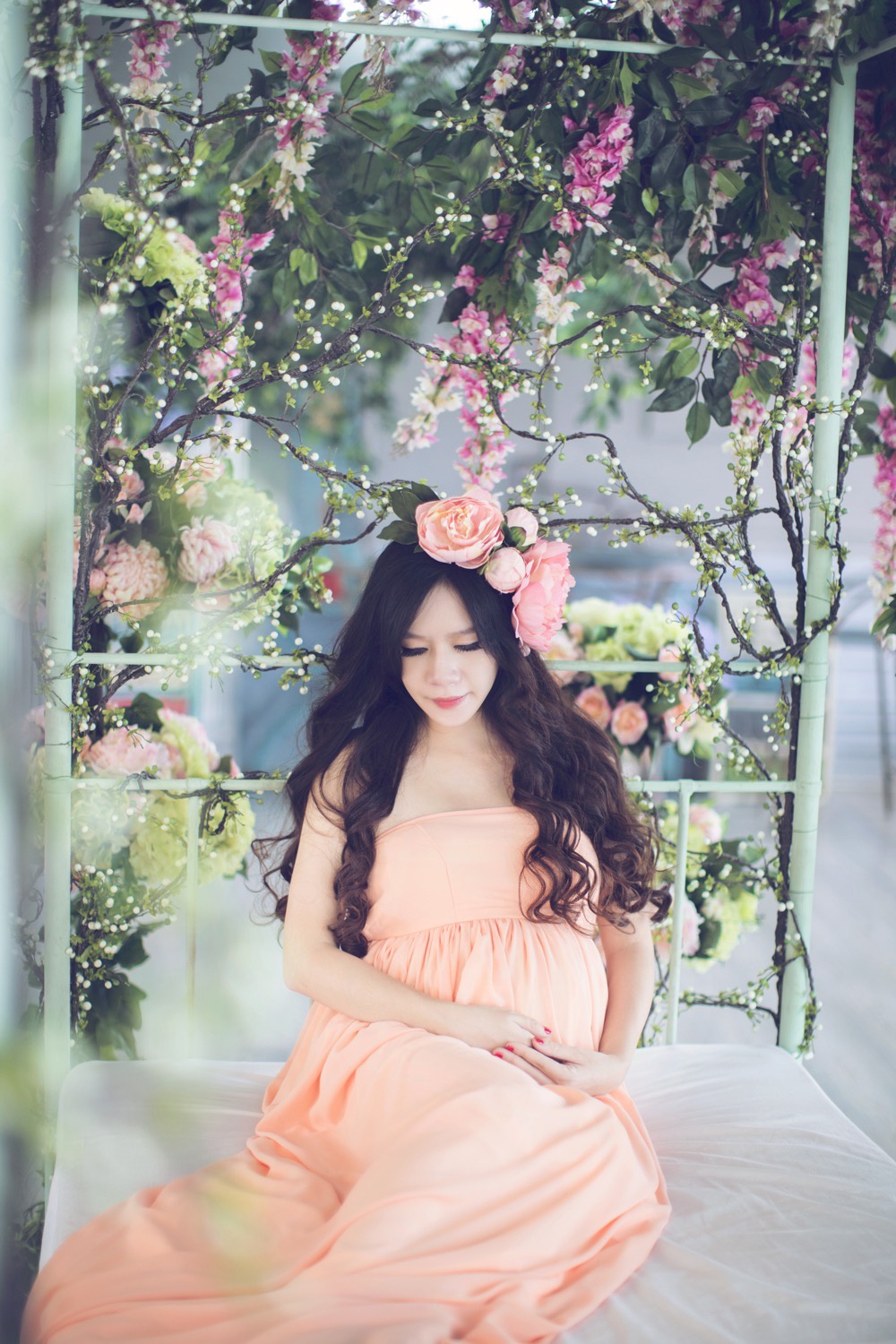 Cô nói thêm: “Tôi theo sát giờ ăn giờ ngủ của bé. Lúc con chơi ngoan tôi cũng không dám nghỉ ngơi hay chợp mắt mà ngồi quan sát hoặc chơi cùng bé. Nhiều khi thấy thương em bé trong bụng vì mẹ vẫn ưu tiên chăm sóc hai anh chị nhiều hơn”. 