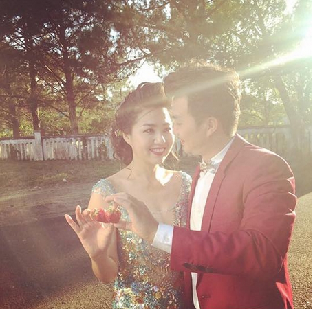 Lê Khánh và Tuấn Khải yêu nhau gần 12 năm nhưng cho đến khi họ chuẩn bị đám cưới, người hâm mộ mới thật sự biết đến mối tình đẹp này. Cùng học chung trường, cùng đầu quân về sân khấu kịch Idecaf nhưng Lê Khánh may mắn khi tên tuổi được biết đến rộng rãi trong khi bạn trai cô lại khá chật vật với những vai phụ. Không chỉ được yêu thích trên sân khấu kịch, Lê Khánh còn thành công hơn nữa khi đóng phim truyền hình và điện ảnh. Mặc dù chỉ lướt qua màn ảnh trong những phim Cô dâu đại chiến 1&2, Năm sau con lại về và hiện tại đang quay Ngày nảy ngày nay, Tốc độ và đường cong nhưng nữ diễn viên xinh đẹp được truyền thông ưu ái đặt cho danh hiệu “Nữ hoàng phim hài”.