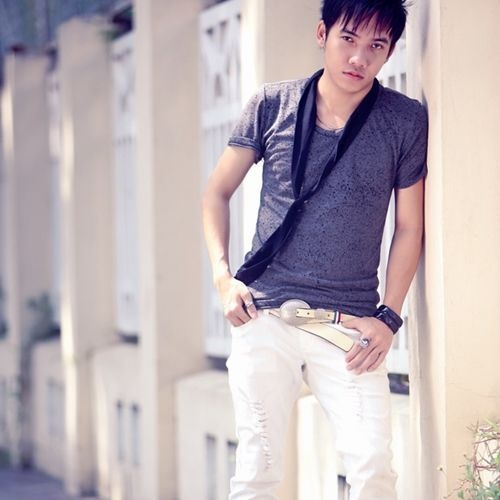 Như nhiều ca sĩ khác, Phạm Trưởng phải đợi