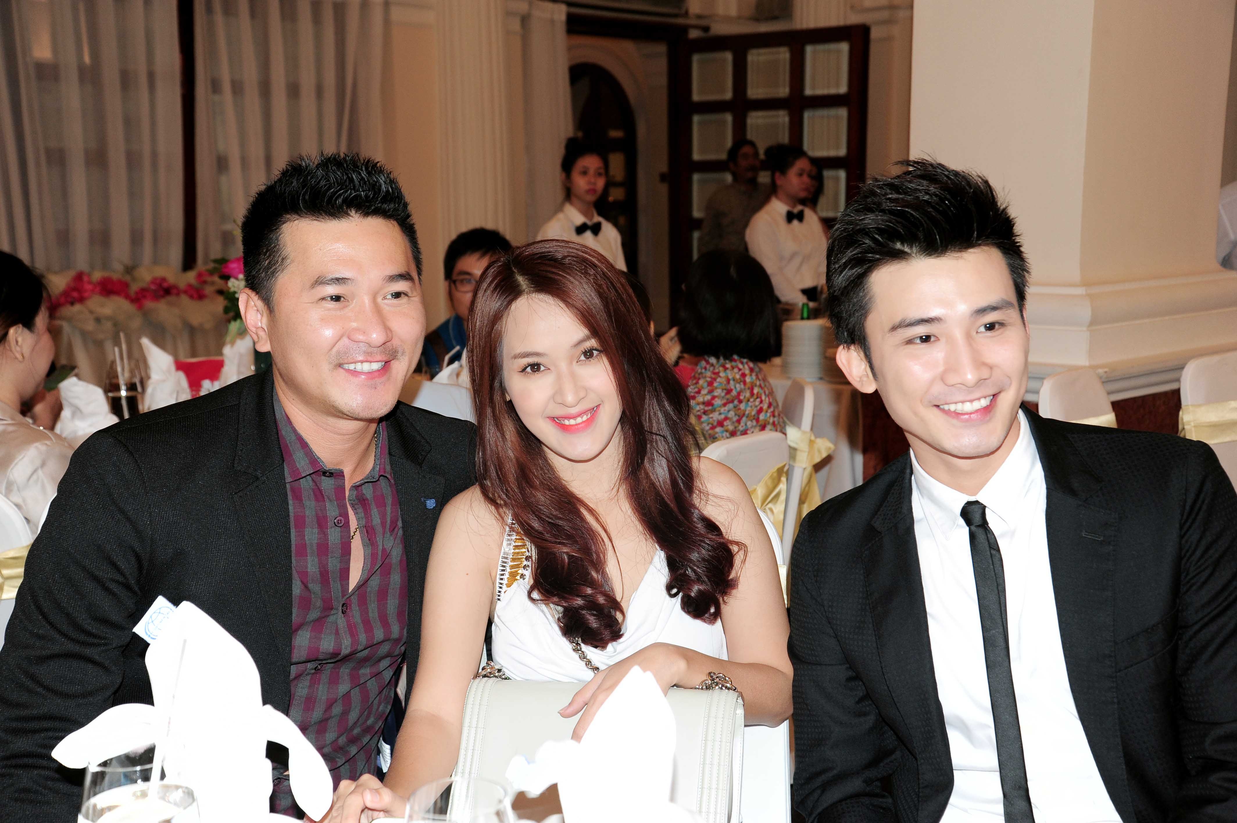 Bộ phim Hàng xóm sẽ bắt đầu lên sóng VTV9 vào lúc 21h từ 19/12 từ thứ 2 đến thứ 6 hằng tuần. Đây cũng à thời điểm diễn ra Gala chung kết Gương mặt thân quen nhí do Quốc Thuận đạo diễn.