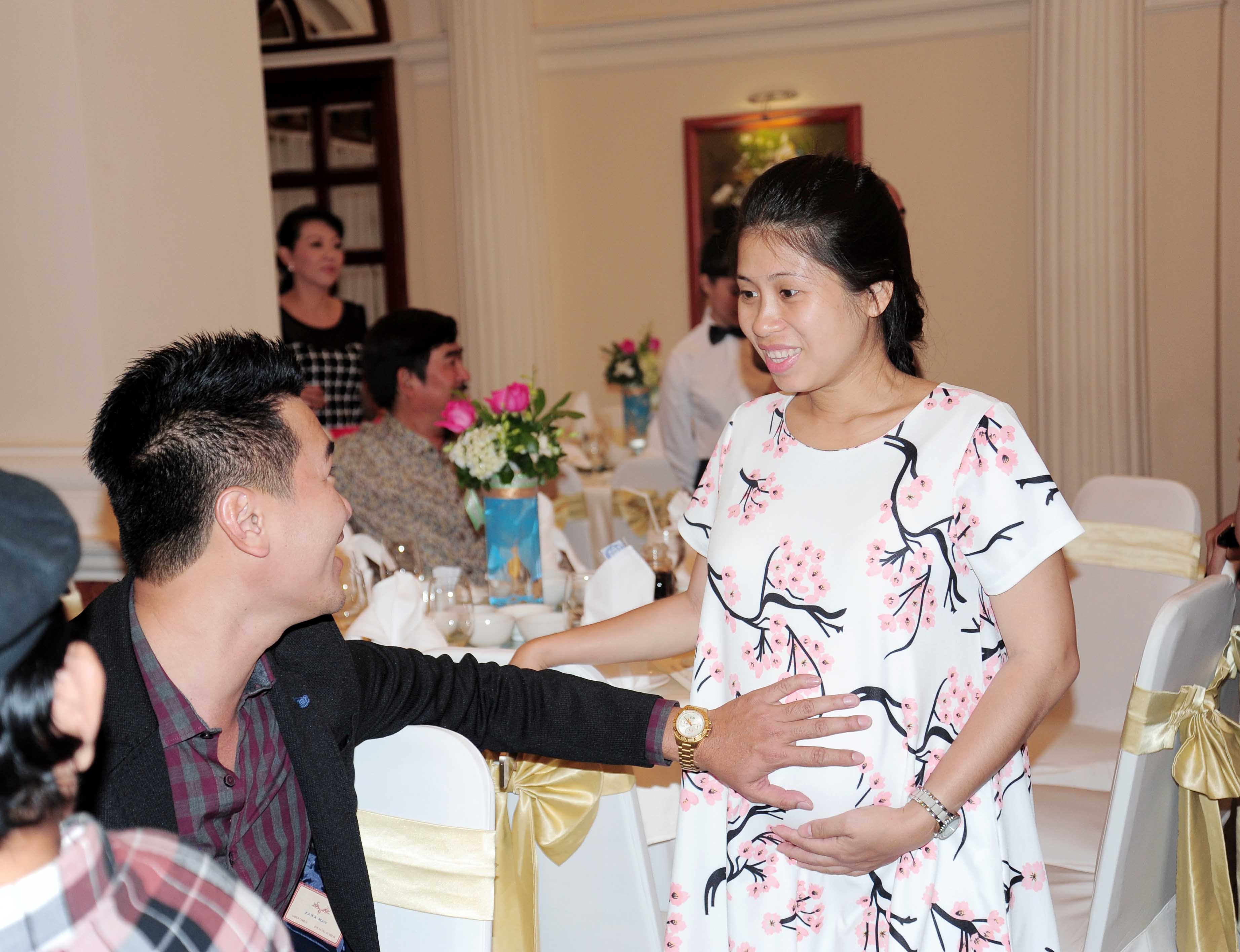 Vợ chồng Quốc Thuận đám cưới vào đầu năm 2014 và đến cuối năm họ sớm có tin vui khi sắp đón con gái đầu lòng. Mặc dù thai kỳ ở tháng thứ 7 nhưng Mai Liên vẫn khá nhanh nhẹn, không mệt mỏi như nhiều người. Hai vợ chồng cười tít mắt khi được bạn bè đồng nghiệp chúc mừng.