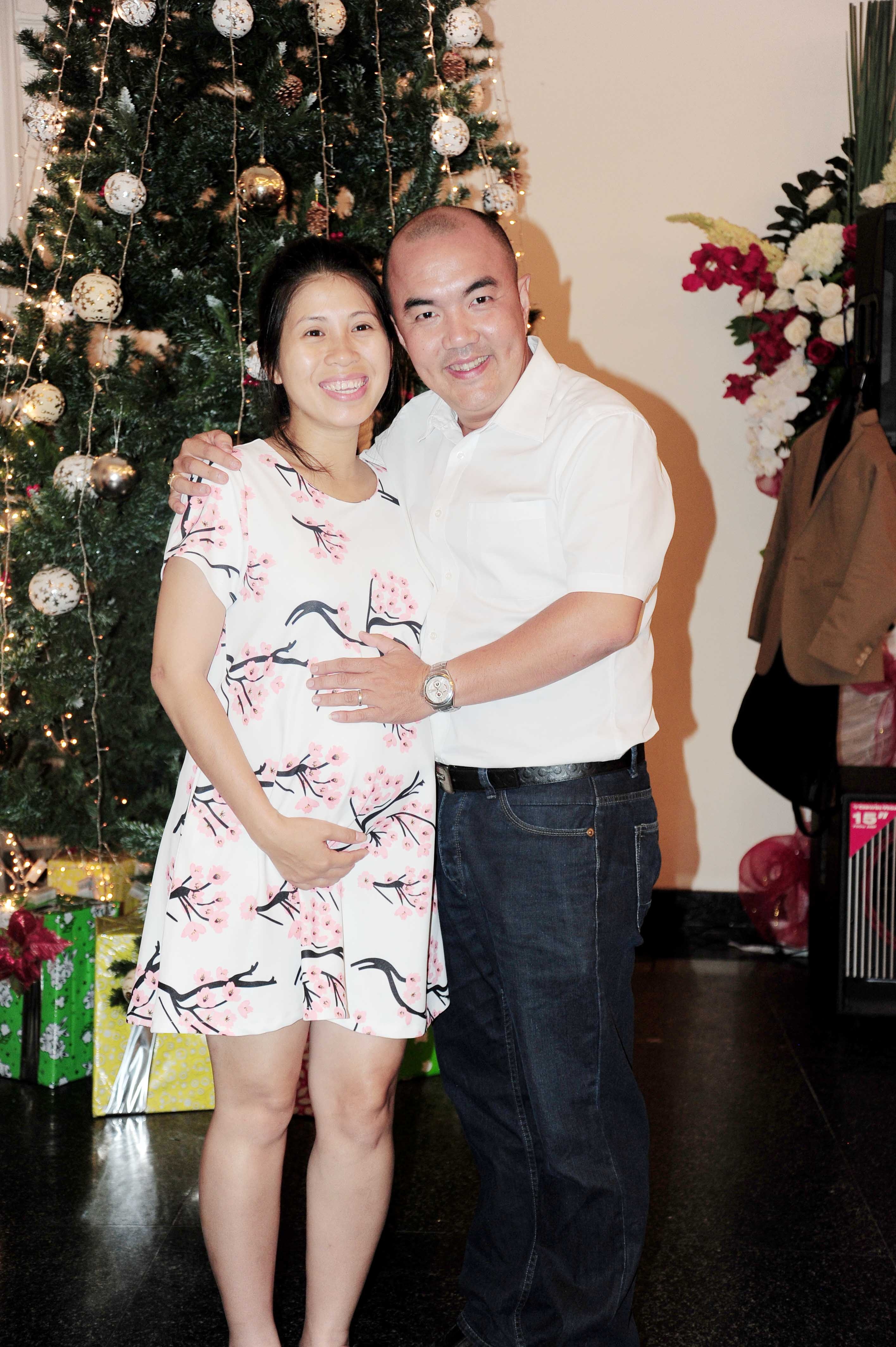 Trưa 12/11, bộ phim Hàng xóm có buổi ra mắt báo chí khá xôm tụ ở TP.HCM. Tâm điểm của sự chú ý không phải là dàn diễn viên trai xinh gái đẹp mà chính là chiếc bụng bầu của vợ Quốc Thuận.