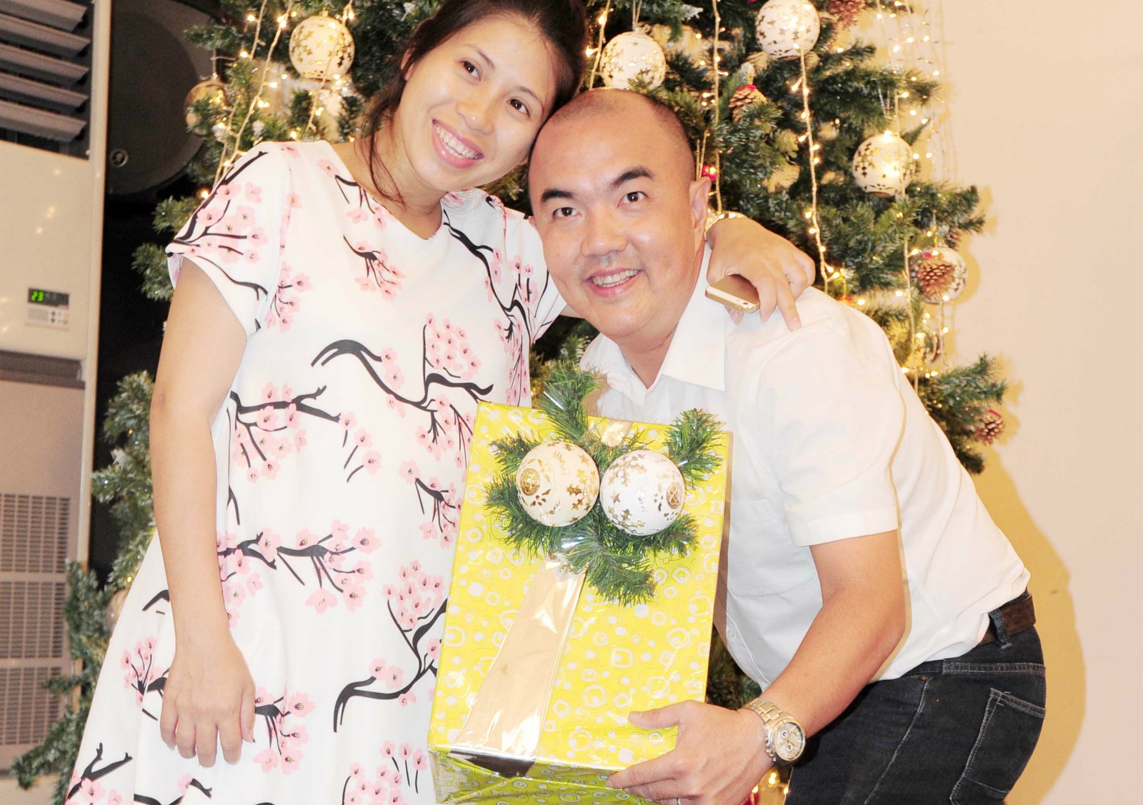 Vo Quoc Thuan be bung bau 7 thang ra mat phim cua chong hinh anh