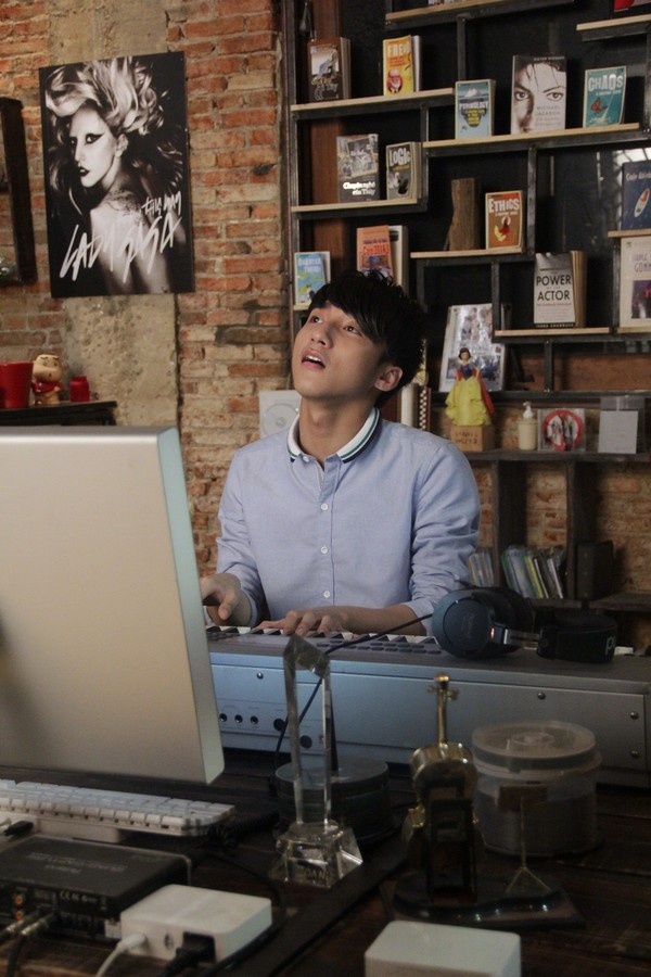 Bấy nhiêu thôi vẫn chưa đủ, Sơn Tùng M-TP còn xảy ra tranh chấp với công ty quản lý. Vì việc nam ca sĩ tự chấm dứt hợp đồng nên phía công ty này đã mạnh tay cắt mọi hoạt động của anh. Cho đến nay, sự việc vẫn chưa ngã ngũ. Điều đáng nói ở đây là người hâm mộ bị thua thiệt khá nhiều trong việc này. Việc yêu mến và tung hô Sơn Tùng M-TP đã khiến công chúng có cảm giác bị lừa gạt và sẽ khó tin tưởng anh vào những sản phẩm tiếp theo.