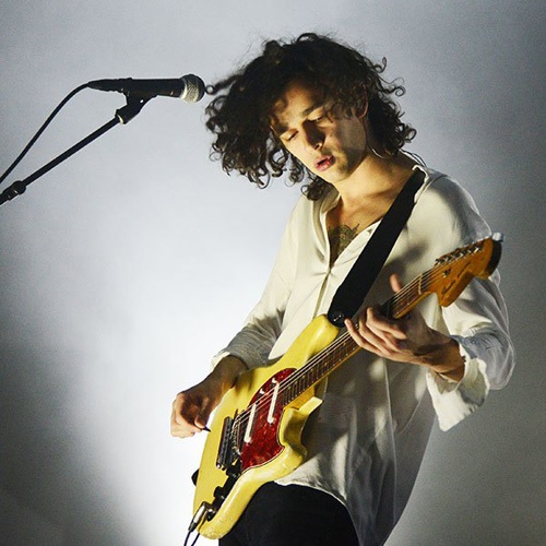 Matt Healy là ca sỹ hát chính nhóm nhạc rock nổi tiếng nước Anh.