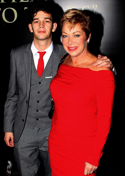 Matt Healy và mẹ trong sự kiện thảm đỏ mới đây.