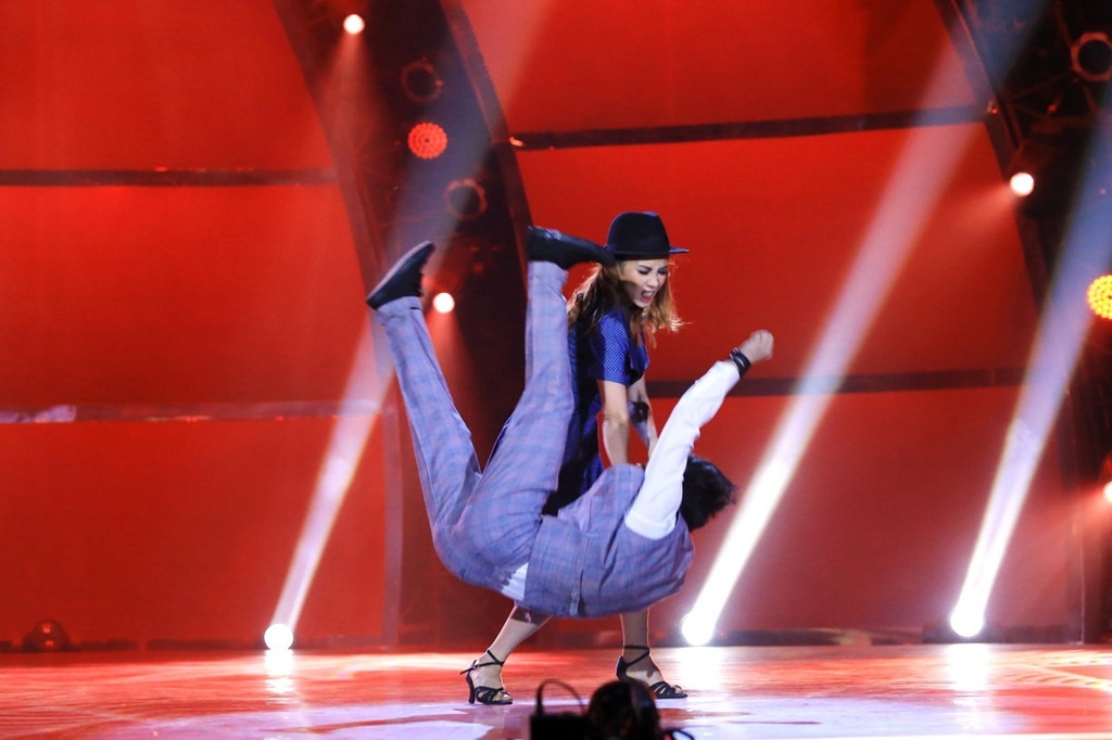 .... khán giả sững sốt theo.