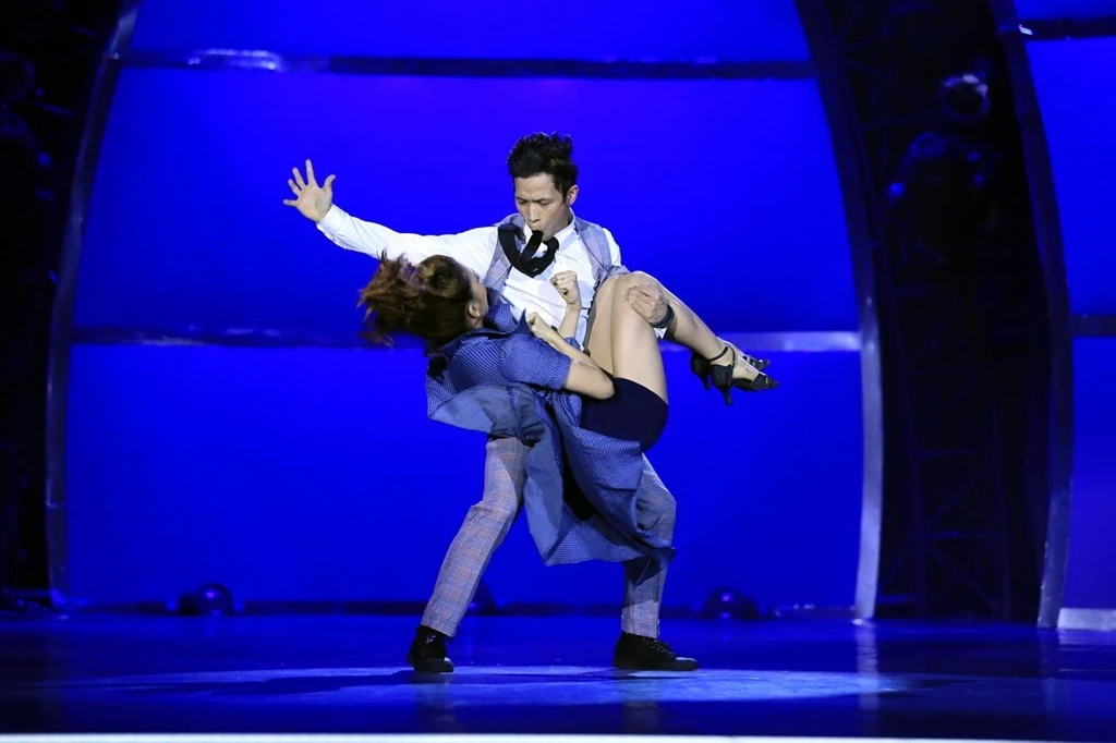 Với thể loại broadway, biên đạo Al Blackstone lấy ý tưởng từ 2 vợ chồng. Trong đó Phạm Lịch vào vai cô vợ nhu mì, ngoan ngoãn nghi ngờ chồng không chung thủ. Mạnh Quyền vào vai người chồng lịch thiệp nhưng lại thô bạo. Qua cuộc cãi vã, người vợ càng cảm thấy mình trở nên bốc lửa, quyến rũ. 