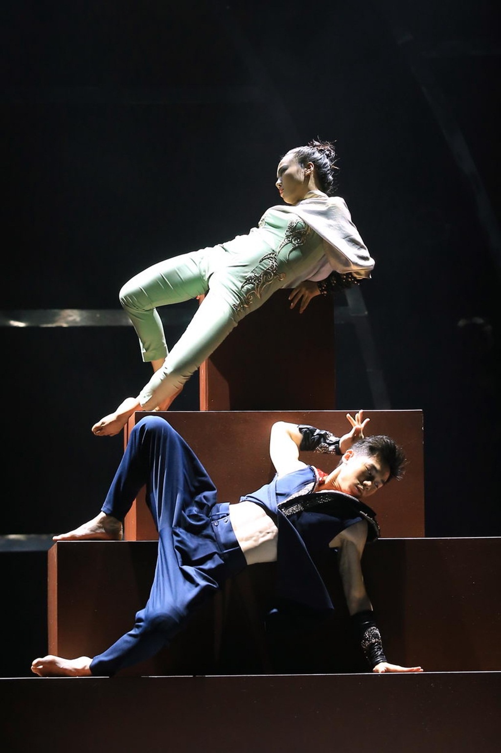 Trần Ly Ly nhận xét tiết mục đương đại của Sơn Lâm – Thương Hoài: “Tôi rất thích cách chuyển động từ trên cao xuống thấp và từ dưới thấp lên cao của bức tượng. Đấy là sự kết hợp nhuần nhuyễn giữa breaking và một chút múa của Trung Á. Tôi rất thích cách pha trộn giữa ngôn ngữ múa đương đại với ngôn ngữ của breaking cũng như popping bởi đấy là ngôn ngữ vô cùng mới. Một ngôn ngữ rất khó giữa dừng và chạy. Tất nhiên trong bài có một phần các bạn chưa thật sự ngon nhưng tôi vẫn khen nhiều hơn chê”.