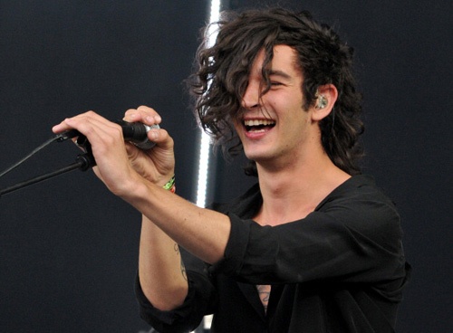 Chân dung Matt Healy bụi bặm.