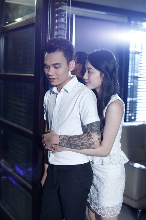 Khắc Việt và bạn diễn trong MV Em làm gì tối nay.