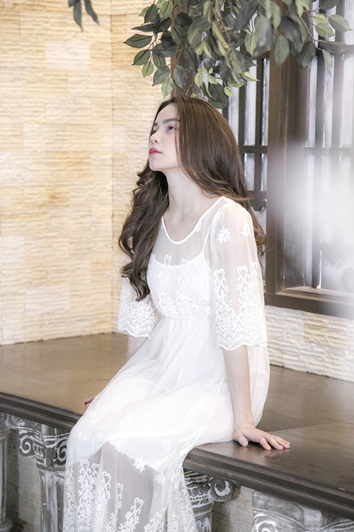 Hình ảnh u buồn của Hà Hồ trong MV Xóa ký ức.