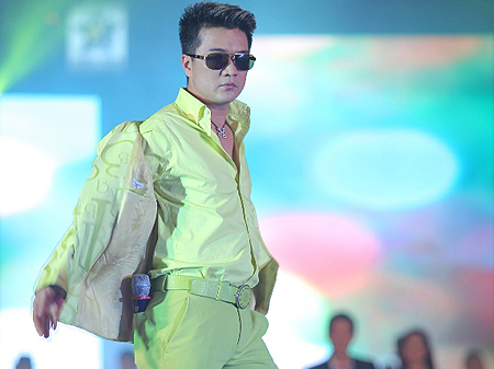 Dan nam ca si chan ngan manh dan lam nguoi mau tren san dien hinh anh