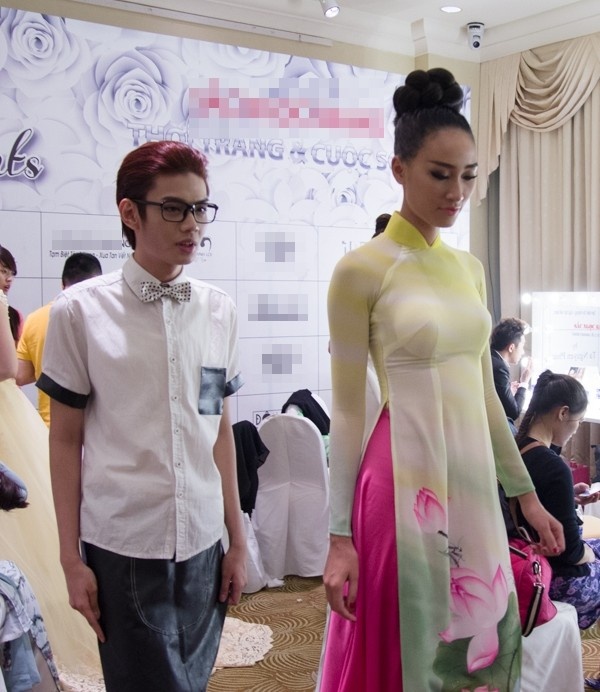 Tuy là một tín đồ thời trang, khá nổi tiếng với style phi giới tính của mình nhưng vì lần đầu diễn thời trang, lại đảm nhận vai trò mở màn nên trước khi ra sân khấu, Đào Bá Lộc đứng ngồi không yên. Để tự tin hơn với vai trò mới của mình, anh đã phải nhờ vả đàn chị Trang Khiếu góp ý cho phần catwalk của mình. Kết quảt anh cũng đã hoàn thành sứ mệnh của mình, dù biểu cảm gương mặt bị đánh giá là không thực sự xuất sắc.