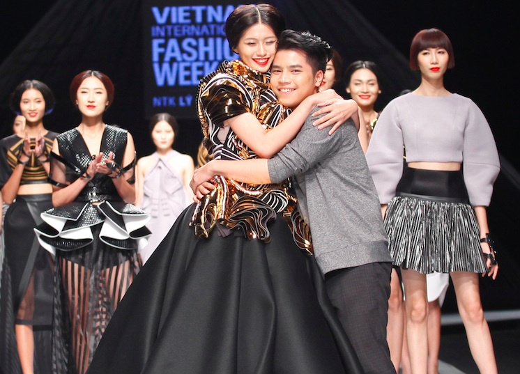 Ly Giam Tien - Hoang Minh Ha dot pha o Tuan le thoi trang hinh anh