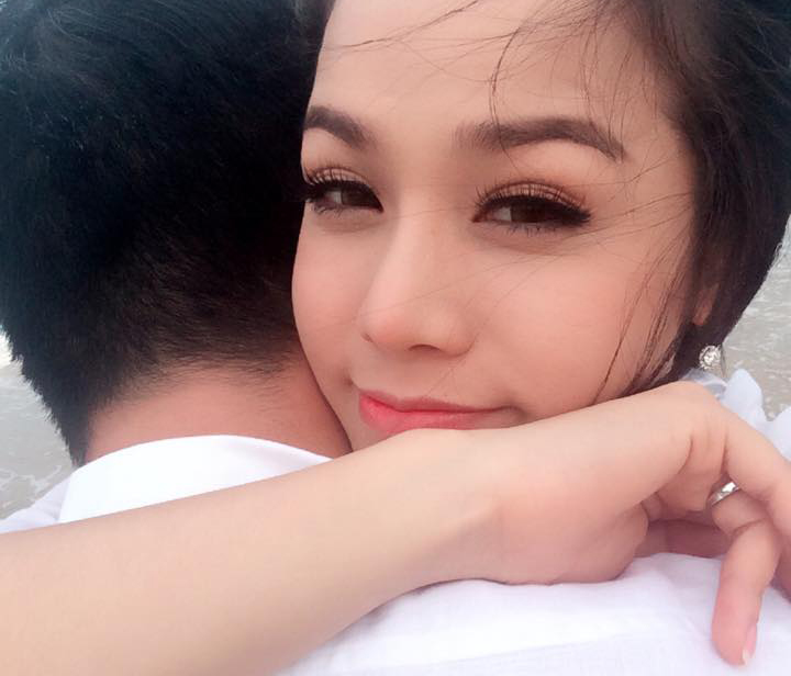 Nhat Kim Anh sap len xe hoa voi nhan vien ngan hang hinh anh