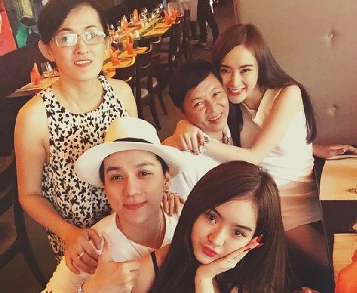 Angela Phuong Trinh khoe anh sum vay ben bo me hinh anh