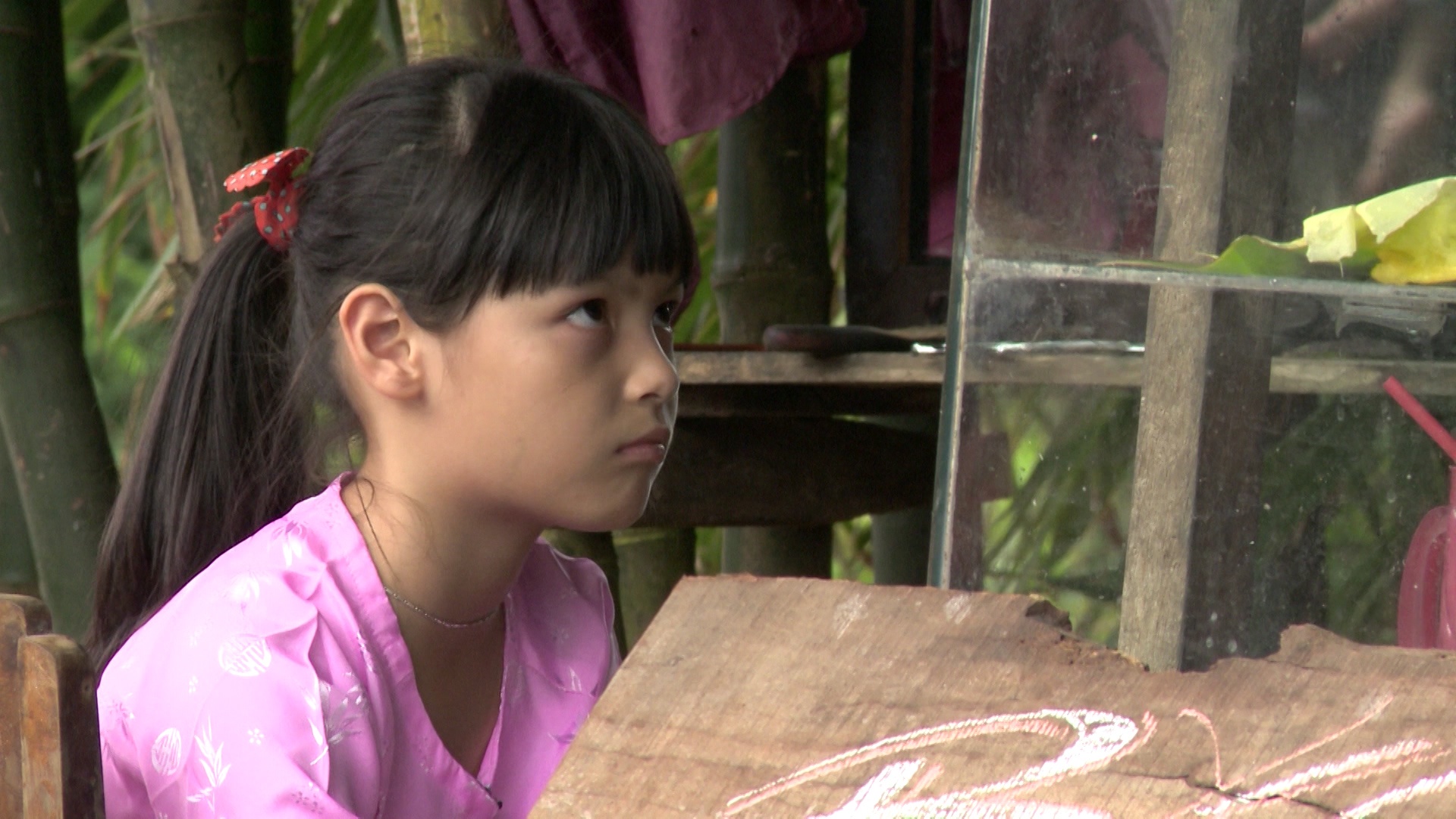 Tê Giác  giành phần tráng bánh và yêu cầu các bạn còn lại làm phục vụ nên cả nhóm xảy ra mâu thuẫn. Suti lẫn Bo đều nhất quyết không nghe lời Phan Anh ra mời khách đến ăn khiến anh quyết định phạt Bo ngồi ghế 5 phút.