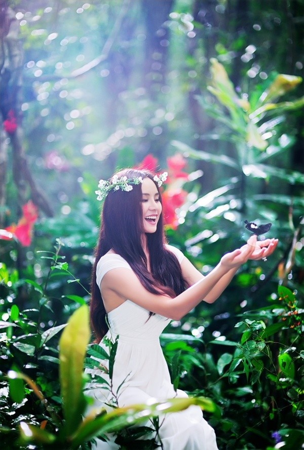 Kết thúc những chuỗi MV tiền tỷ của Vy Oanh là Hương rừng. Lần này ê-kip bộ phim Thiên mệnh anh hùng lặn lội vào tận rừng sâu ở Đồng Nai để có được bối cảnh hoành tráng. Người xem thán phục trước những thước phim sinh động trong khung cảnh thiên nhiên hùng vĩ và nên thơ. Nếu Vy Oanh không mạnh tay đầu tư cho sự nghiệp, có lẽ showbiz Việt sẽ rất lâu mới có những MV lãng mạn và giàu chất thơ như thế này.