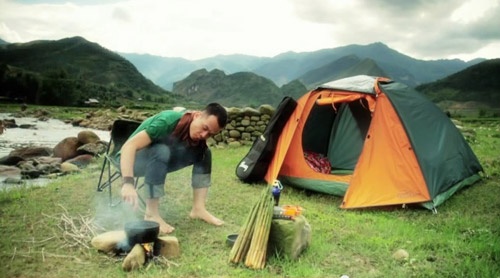 Không đầu tư cao như những ca sĩ kể trên nhưng MV Nơi ấy của Hà Okio cũng góp phần mang đến những thước quay tráng lệ. Nơi ấy là chuyến đi giàu trải nghiệm của nam ca sĩ khi đến vùng đất Mù Căng Chải nổi tiếng với ruộng bậc thang hùng vĩ, với những con suối thơ mộng và vách núi cheo leo.