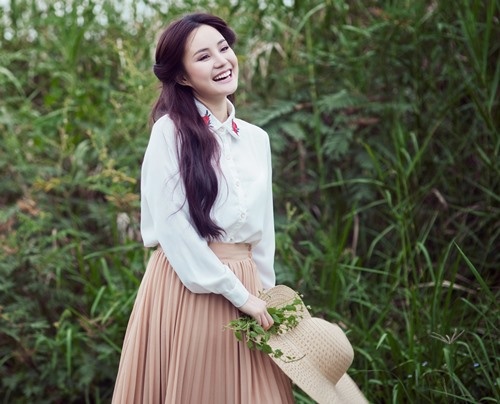 Nhắc đến mức độ chịu chơi không thể thiếu cái tên Vy Oanh. Dù còn nhiều tranh cãi xung quanh vấn đề này nhưng không thể phủ nhận, nhờ những MV tiền tỷ mà cái tên Vy Oanh trở nên rầm rộ hơn. Trong MV Đồng xanh, nữ ca sĩ gốc Phan Thiết đã mời đạo diễn ca nhạc lừng danh Bone Hồ thực hiện và ca khúc được viết bởi nhạc sĩ Dương Khắc Linh. Lấy bối cảnh những đồng lúa trải dài mênh mông ở Phú Yên, Vy Oanh đã khiến mọi người trầm trồ vì sự xa xỉ của cô. Nhưng phải thừa nhận, nhờ sự chịu chơi đó mà nữ ca sĩ xinh đẹp có những MV không thể quên trong đời.