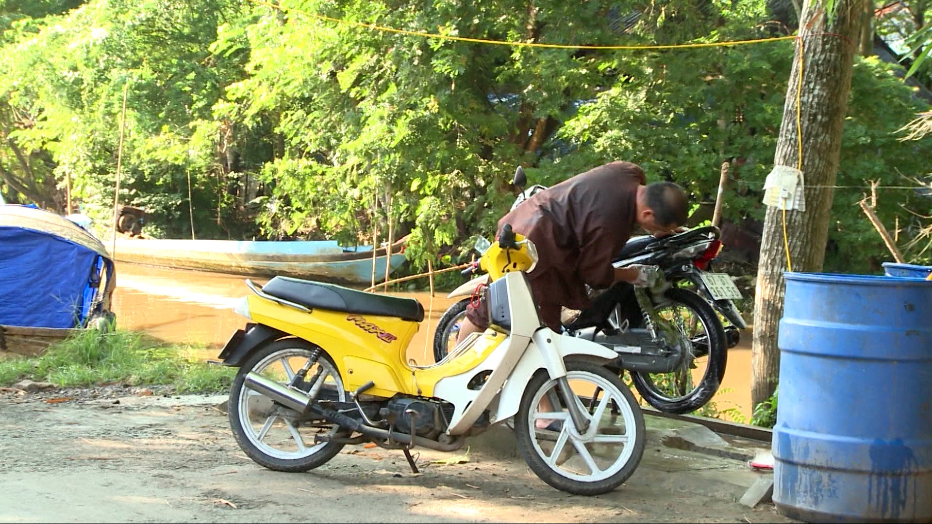 Trong khi đó Minh Khang và Hoàng Bách phụ trách cửa hàng