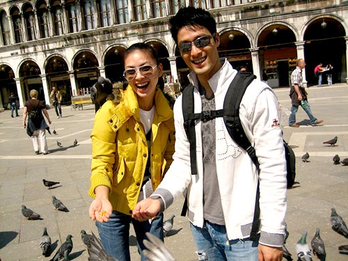 Johnny Trí Nguyễn và Ngô Thanh Vân nảy sinh tình cảm khi đóng bộ phim Dòng máu anh hùng vào năm 2006. Thời điểm này tài tử điển trai đã có vợ và 2 con nhưng anh quyết định ly dị vợ để đến với người tình màn ảnh. Bị cho là kẻ phá đám gia đình người khác nhưng đả nữ phim hành động không một lần lên tiếng giải thích.