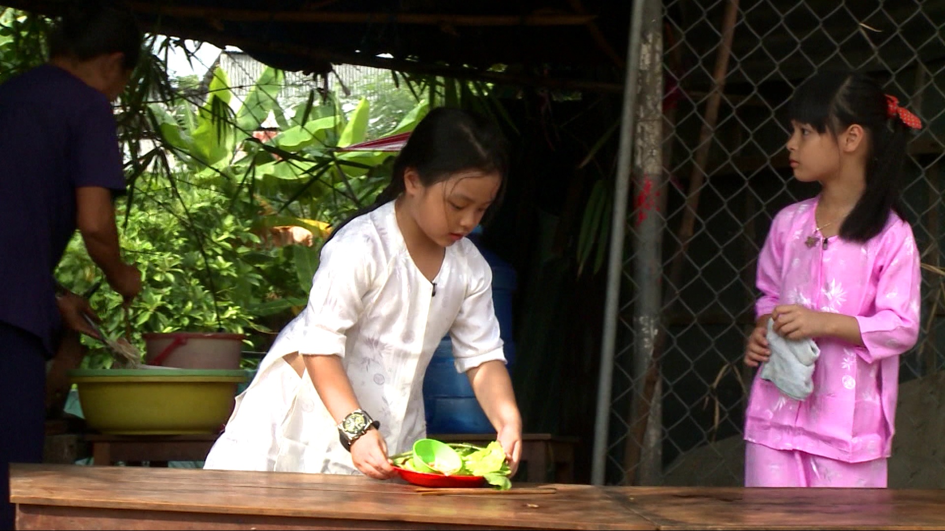 Mặc dù sau đó các bé miễn cưỡng làm theo nhưng gương mặt bí xị. Cuối cùng, Phan Anh may mắn khi có nhiều khách nữ đến ủng hộ, số lượng bánh xèo được bán sạch.