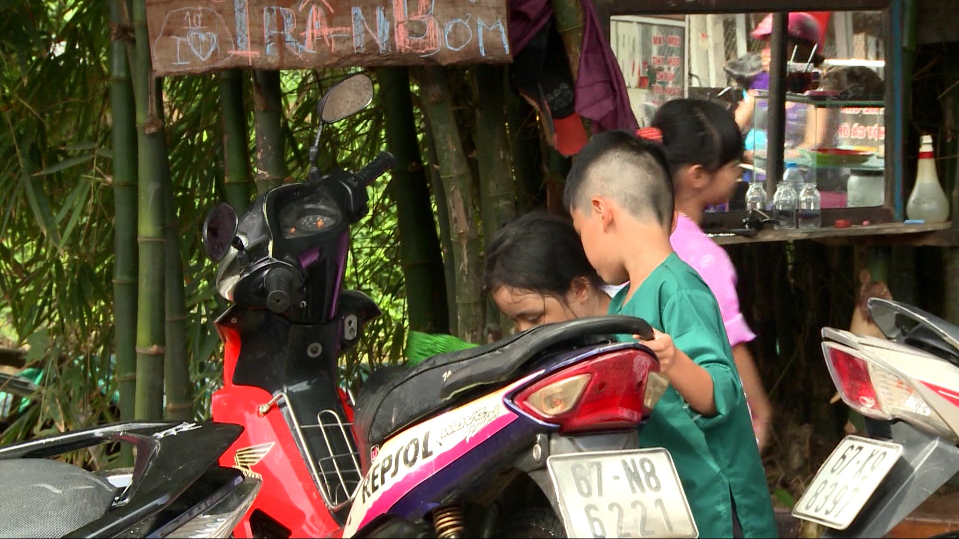 Bo được giao nhiệm vụ canh tủ tiền vừa kiếm được trong khi các bạn còn lại phụ lau xe. Tê Giác tị nạnh vì “chị Bo sướng nhất, chẳng phải làm gì”. Nhưng được một lát, vịn cớ bị chảy máu, Suti được vào ngồi nghỉ và Bo ra thay. Bờm và Suti lúc này lại trêu nhau, đến bố Lực phải can ngăn. Và cũng bố Lực phải đứng ra giải quyết