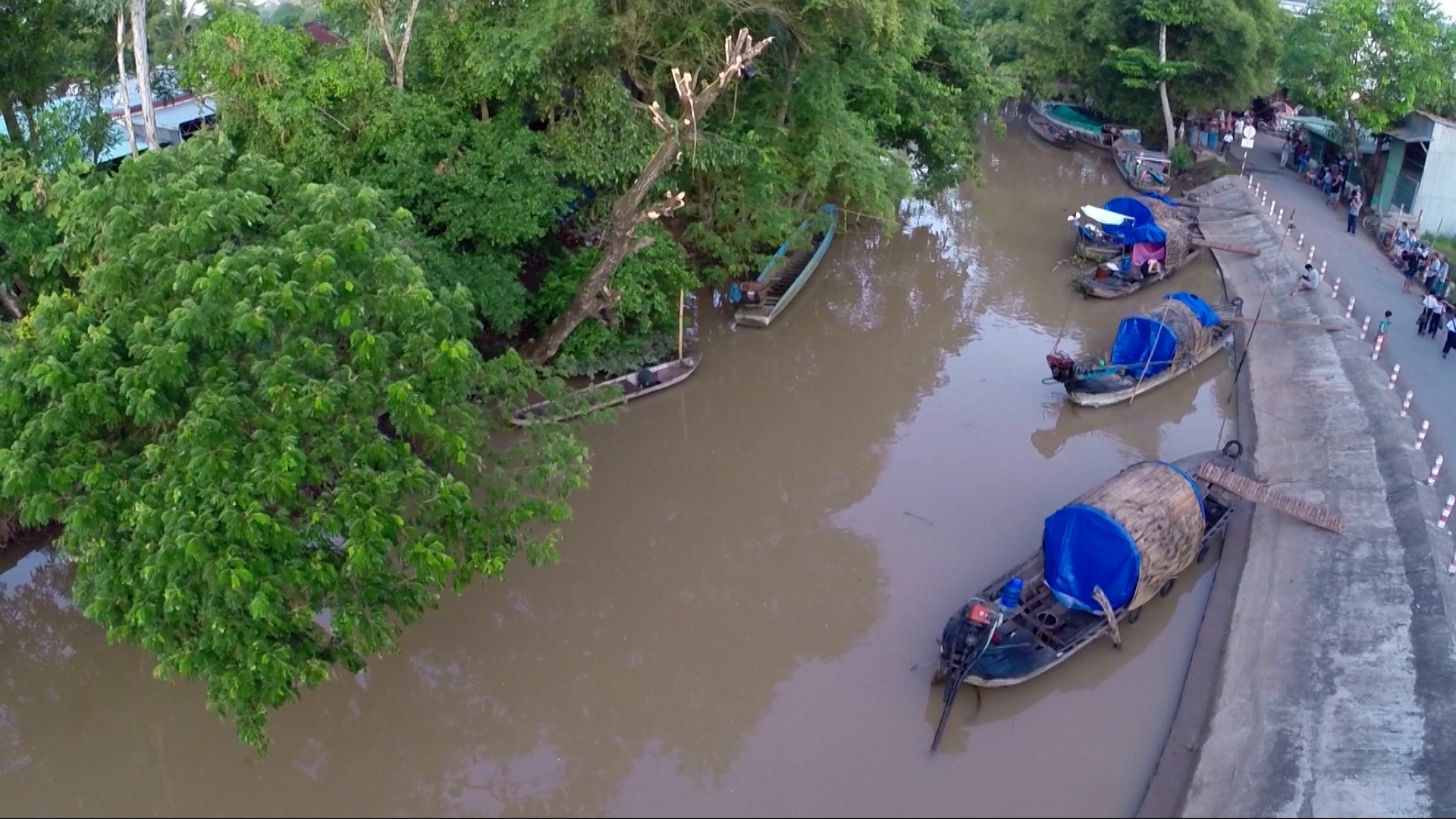 Bữa trưa xong cũng là lúc cơn mưa kéo đến. Bố bốn con trở về thuyền của của mình để nghỉ trưa. Cuộc hành trình tại An Giang sẽ còn tiếp tục với những thử thách tiếp theo trong tập 9 chương trình Bố ơi! Mình đi đâu thế? được phát sóng vào 27/12 trên VTV3.