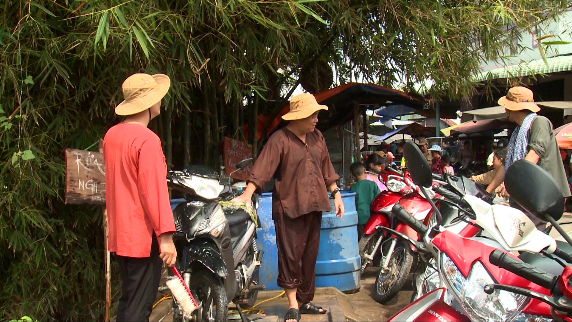 Phan Anh nhanh chóng đến phụ giúp Hoàng Bách và Minh Khang lau xe thì Trần Lực tranh thủ hỏi các tiểu thương ở chợ về cách nấu lẩu mắm Nam Bộ.