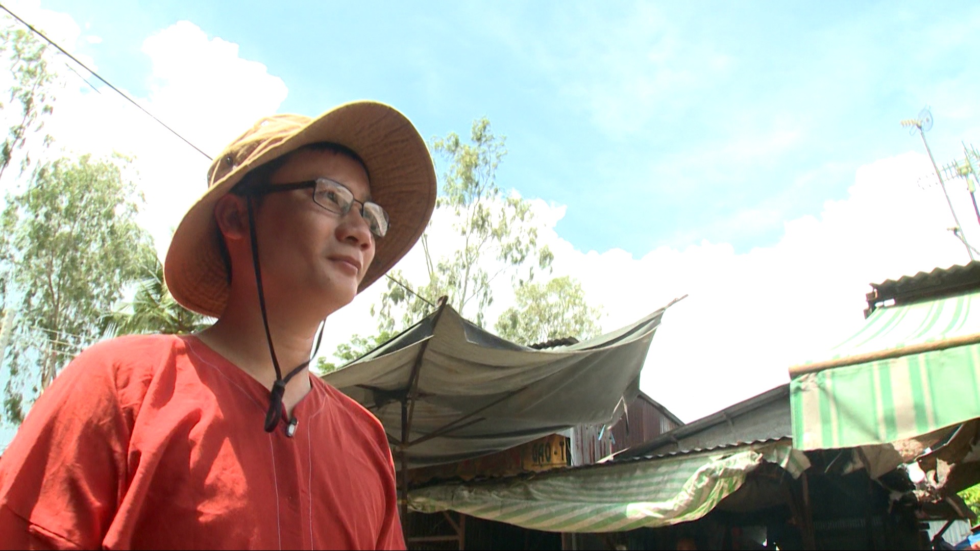 Không còn cách nào khác, cựu thành viên nhóm AC&M trổ tài hát rong một đoạn trong bài Thao thức vì em để chiều lòng người hâm mộ.