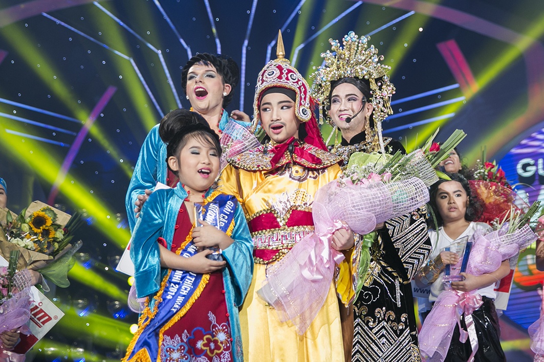 Hoài Linh thật sư khâm phục sự nhập tâm của hai bố con, đặc biệt ngợi khen Anh Duy đã lột tả được sư uy nghiêm oai phong của một vị tướng. Riêng đối với Minh Thuận, anh bày tỏ lòng cảm phục trước lòng hết mình vì nghệ thuật của cậu em đồng nghiệp.