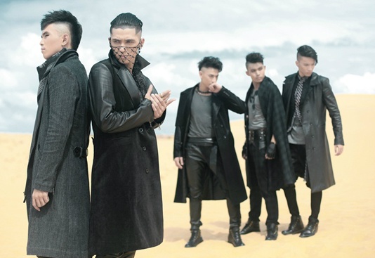 MV Get On The Floor cua nhom 365 hinh anh