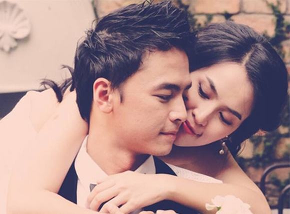 Quen nhau từ khi đóng chung Bếp hát, phim trường đã se duyên cho Tú Vi – Văn Anh và họ trở thành cặp đôi đẹp của màn ảnh. Không chỉ tương xứng về ngoại hình, cả 2 còn có sự đồng điệu trong tính cách và lối sống. Trước Văn Anh, người đẹp Cổng mặt trời cũng từng có mối quan hệ với một đại gia trong ngành nhưng chuyện tình sớm kết thúc khi cô phát hiện người này bắt cá 2 tay.