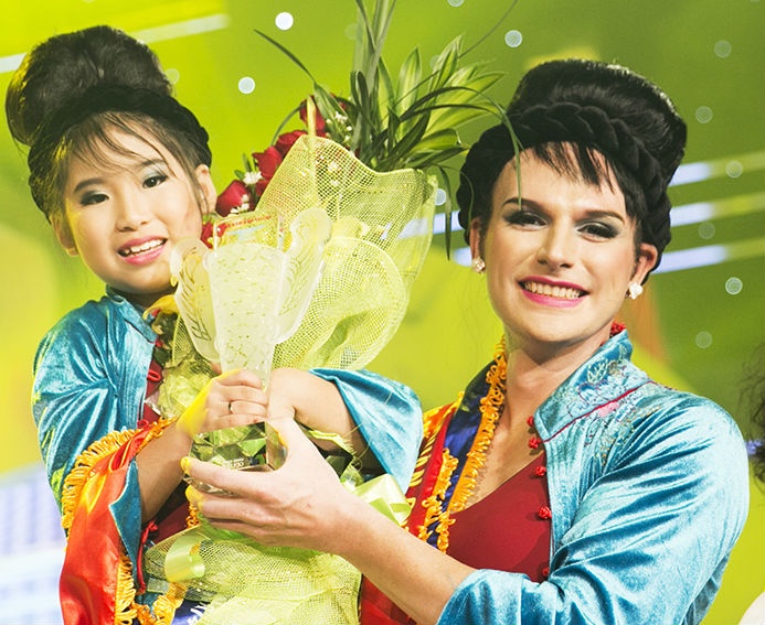 'Hong Nhung lai' len ngoi Guong mat than quen nhi hinh anh