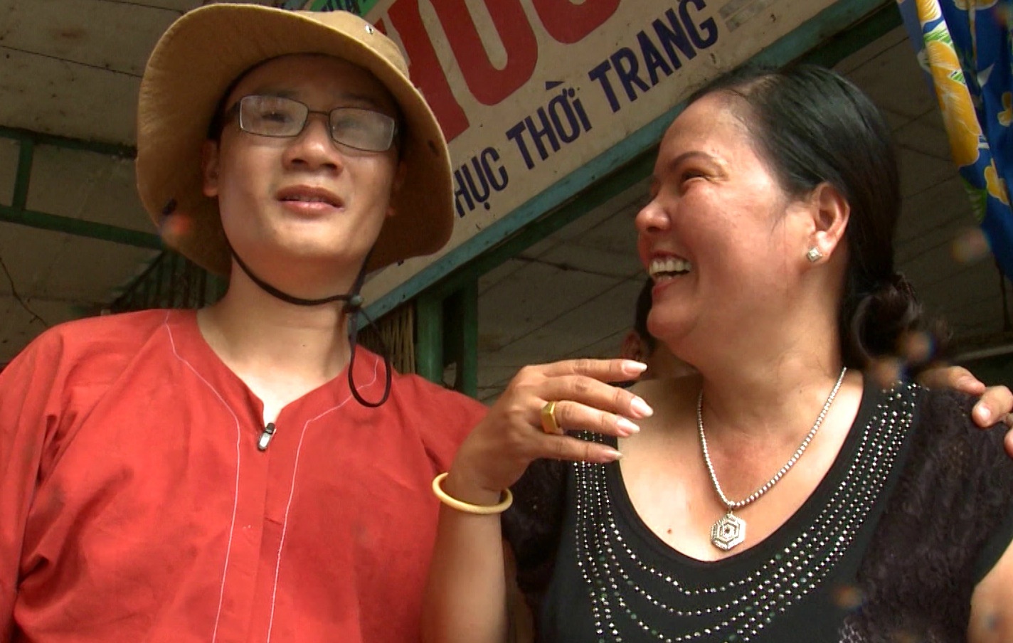 Hoang Bach hat kiem tien uong ca phe hinh anh