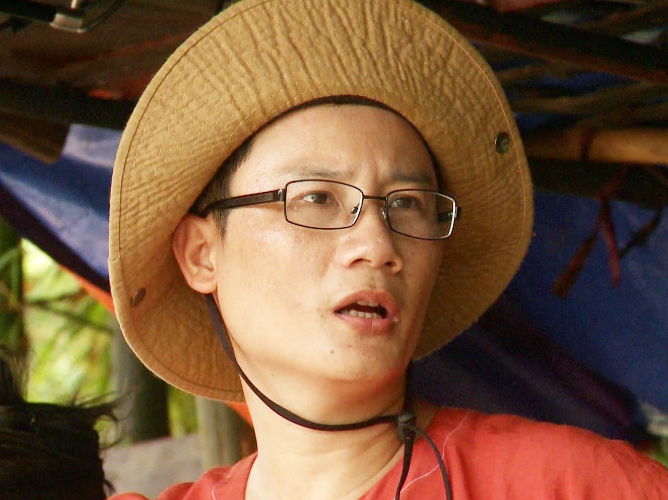 Hoang Bach tro tai hat rong kiem tien tra ca phe hinh anh