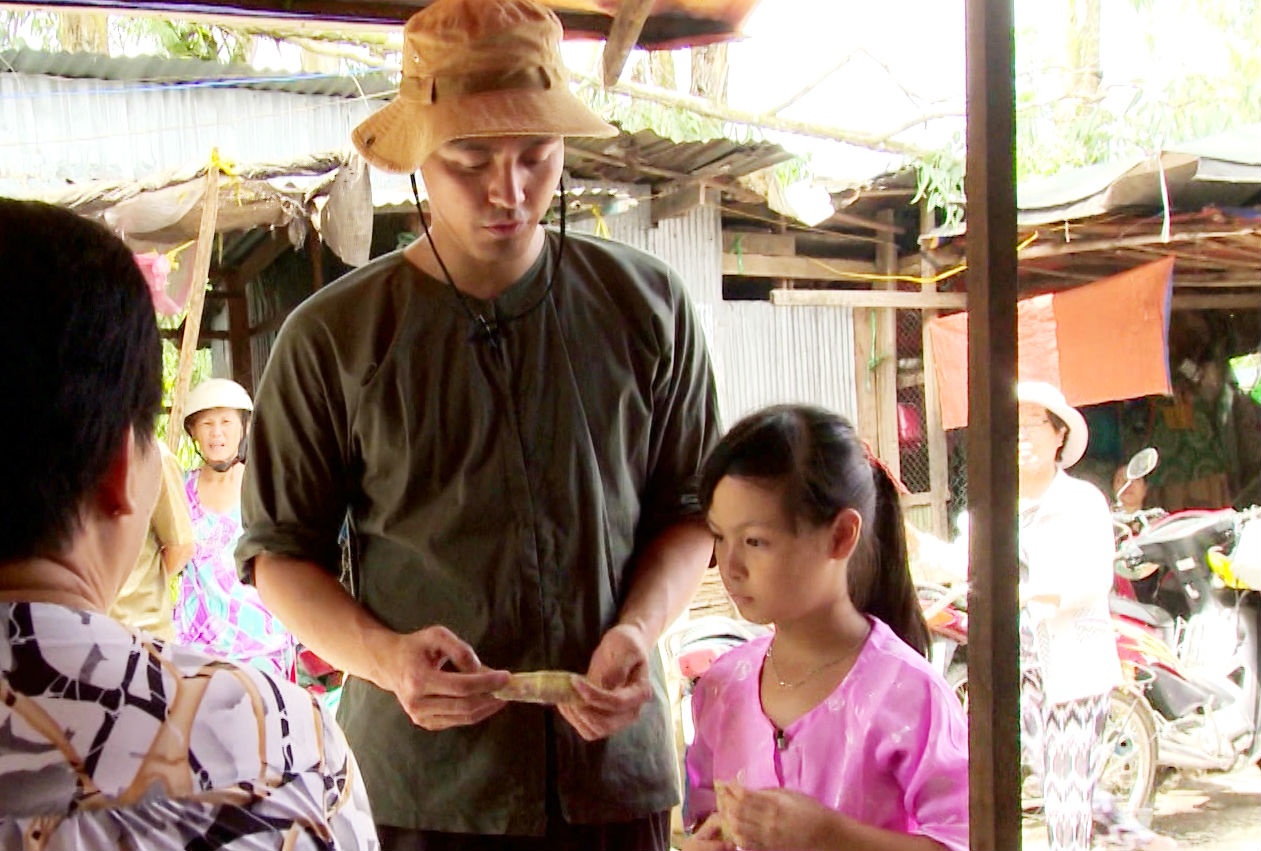 Phan Anh mac ca khi di cho mua trung hinh anh