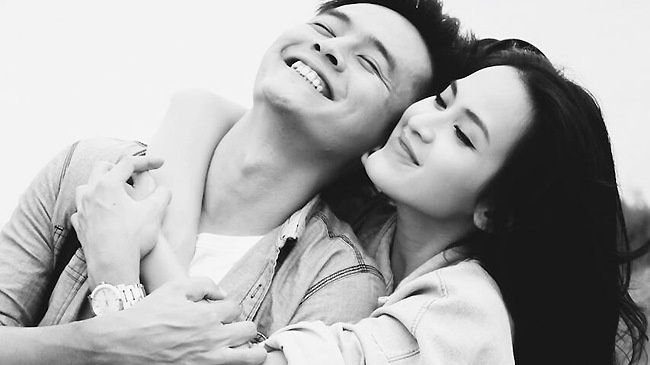 Nam diễn viên Phía trước là bầu trời chia sẻ, anh thích tính cách và lối sống ngay thẳng của Tú Vi. Cả 2 cũng có chung nhiều sở thích, quan điểm sống nên rất hợp cạ. Yêu nhau một thời gian, Tú Vi và Văn Anh đã nghĩ đến đám cưới và những đứa con. Văn Anh tâm sự, sang năm 2015, cả 2 sẽ tính đến chuyện cưới xin và lên kế hoạch sinh em bé. Sau khi kết hôn, nam diễn viên gốc Bắc sẽ lui về hậu trường để có thể lo cho gia đình nhỏ.