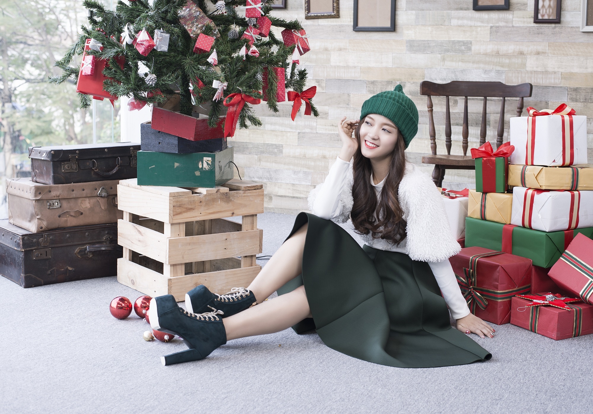 Nhưng đặc biệt hơn trong MV Giáng sinh về, học trò Hồ Ngọc Hà khéo léo lồng ghép hình ảnh của một cặp đôi đồng tính để bày tỏ sự ủng hộ của cô với cộng đồng LGBT một cách nhẹ nhàng và đáng yêu.