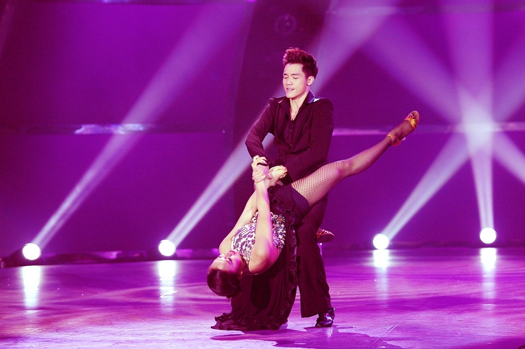 Ý tưởng bài nhảy tango kể về hai người từng yêu nhau say đắm. Tuy vậy, Thương Hoài với sở trường hiphop còn Đình Hoàng xuất thân từ thể loại dân gian đương đại chưa thể hiện tốt thử thách tango như mong muốn của ban giám khảo. Chí Anh góp ý: “Có lẽ phần đẹp nhất, ấn tượng nhất với tôi là phần đầu bài khi hai bạn ngồi trên bục. Những đoạn đấy các bạn làm rất đúng, chuẩn nhạc, không gian, ánh sáng, trang phục đẹp. Chỉ có điều khi đứng dậy, nhạc nhiều đoạn dồn rất kịch tính, tôi muốn được xem nhảy nhiều hơn thì các bạn chủ yếu đi lại. Đấy là không phải lỗi của các bạn”. Thanh Bùi đồng ý với Chí Anh: “Đoạn đầu bài rất hay, Thanh thích đoạn đó vì nó hơi bí ẩn. Khi các bạn đứng dậy, Thanh muốn cái lửa đó phải tiếp tục cao trào hơn nữa. Anh nghĩ hai em phải nghe âm nhạc, khi nhảy phải phiêu nhạc vào người”.