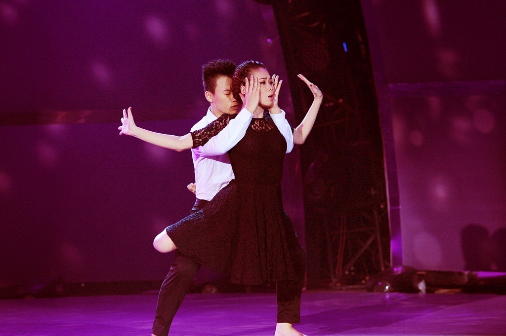 Câu chuyện kể về đôi vợ chồng bị mất đi đứa con, người vợ Xuân Thảo đau đớn, tê dại đến vô cảm vì khóc thương đứa bé. Người chồng do Đức Tiến thủ vai làm đủ mọi cách để vực dậy tinh thần của vợ. Nhờ tình cảm của Đức Tiến, Xuân Thảo dần vượt qua nỗi đau và hướng về phía trước. 