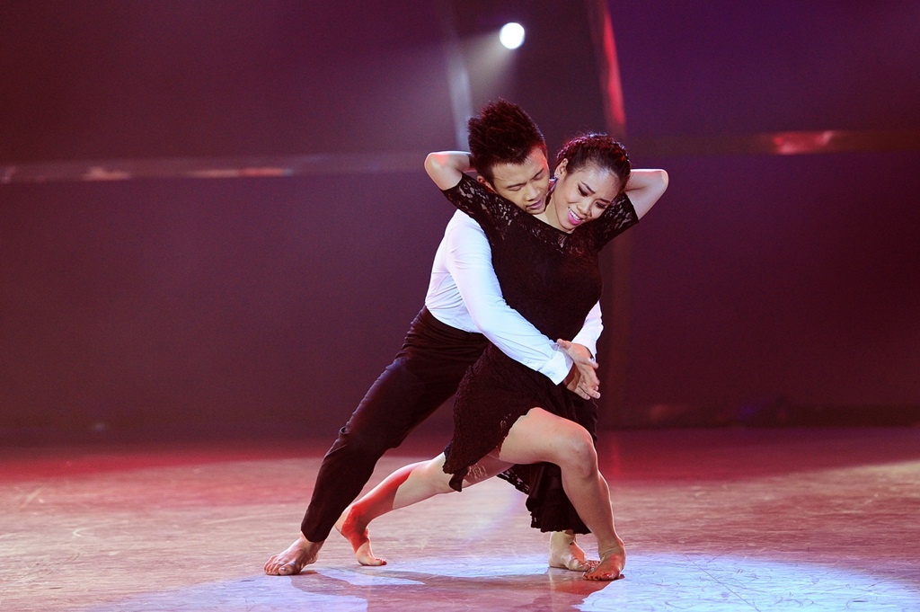 Chí Anh hài hước: “Lúc đầu khi thấy Xuân Thảo, Đức Tiến vào vai vợ chồng anh cũng không tưởng tượng ra Đức Tiến vai chồng hay vai con. Nhưng qua các đoạn chuyển biến vui buồn rồi những động tác bê đỡ êm ái, chính xác, anh thấy Đức Tiến là một vũ công rất bản lĩnh và đầy triển vọng. Xuân Thảo, khỏi phải nói rồi, em rất tuyệt vời”.