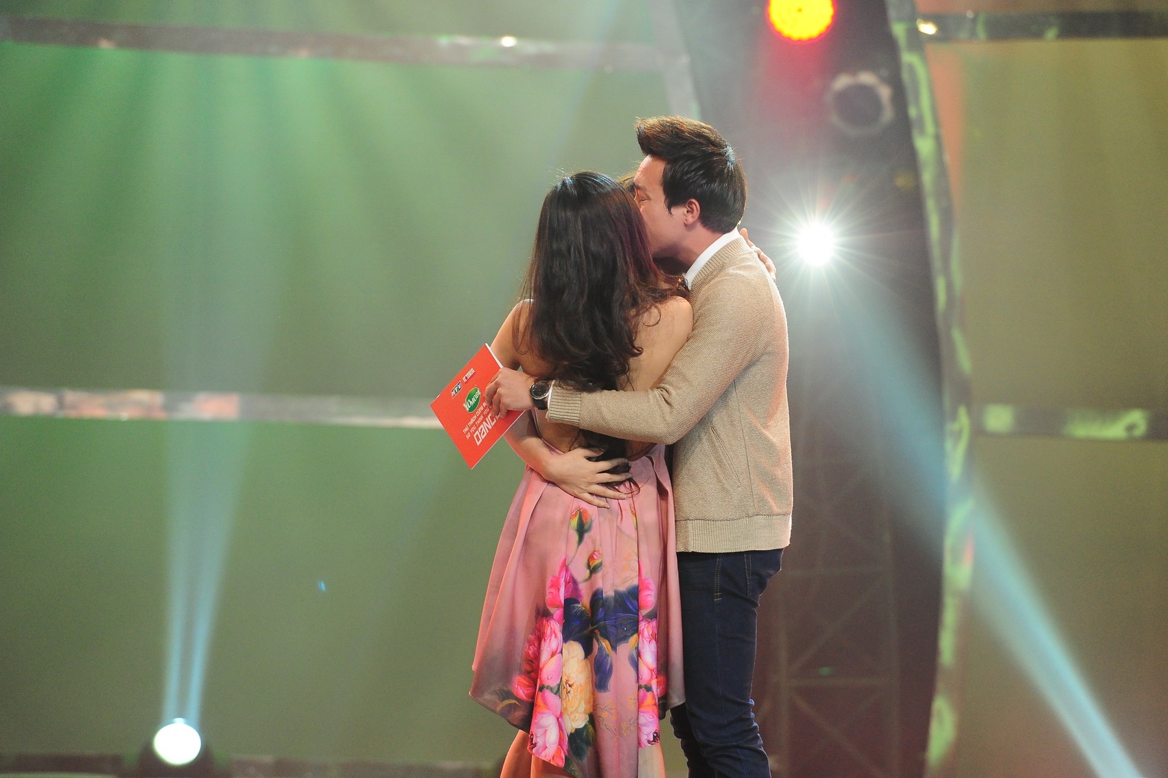 Dù kết quả không còn tạo nên những phản ứng trái chiều như những đêm thi trước nhưng khán giả vẫn chùng lòng khi chứng kiến giây phút chia tay. Bản thân Xuân Thảo và Phạm Lịch cũng không cầm được nước mắt khi tiễn biệt 2 bạn nhảy.