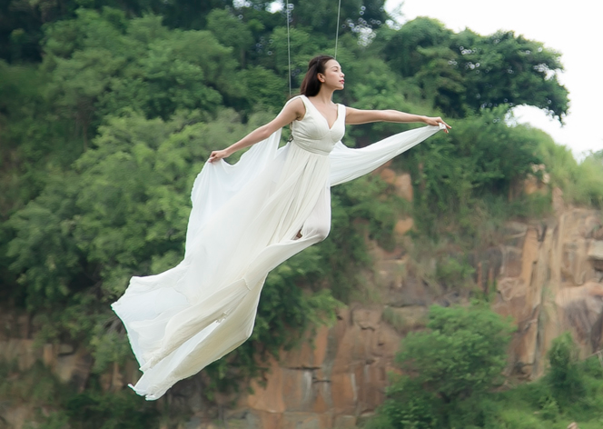 Tra Ngoc Hang suyt ngat xiu khi quay MV co trang hinh anh